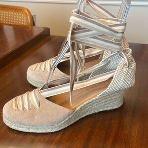 🍯 Paseart cream and tan suede wedge espadrilles